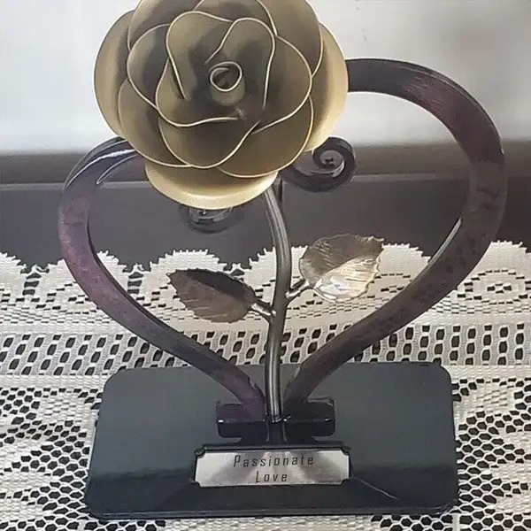 🌹💗Iron Red Metal Rose with Heart-Shaped Stand