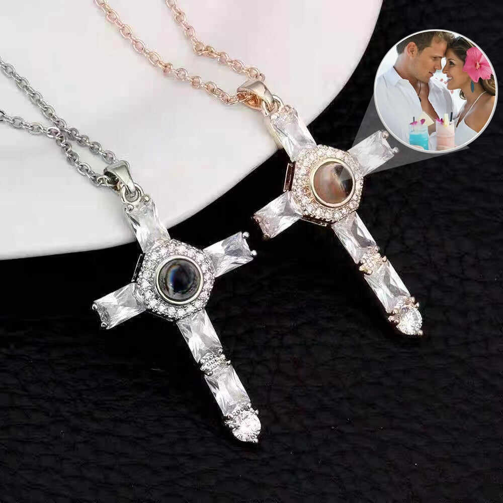 Necklace with cross pendant - Delicate and fancy design