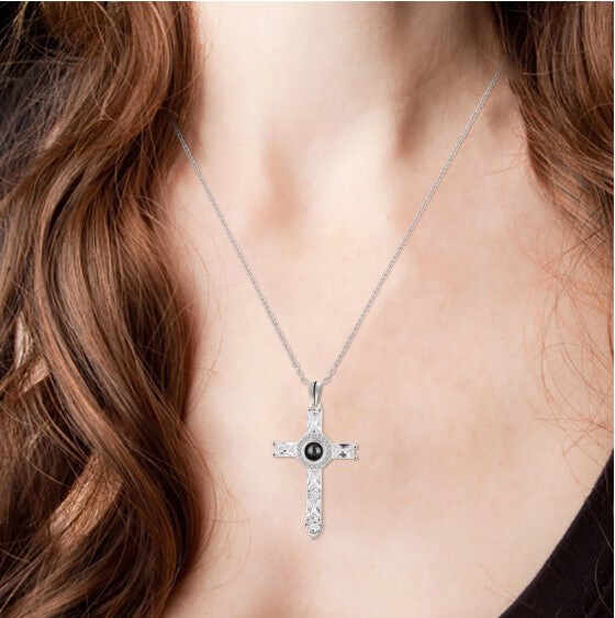 Necklace with cross pendant - Delicate and fancy design