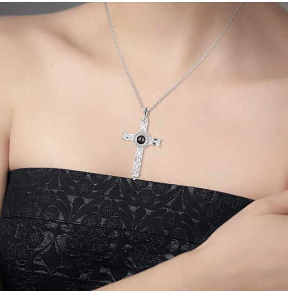 Necklace with cross pendant - Delicate and fancy design