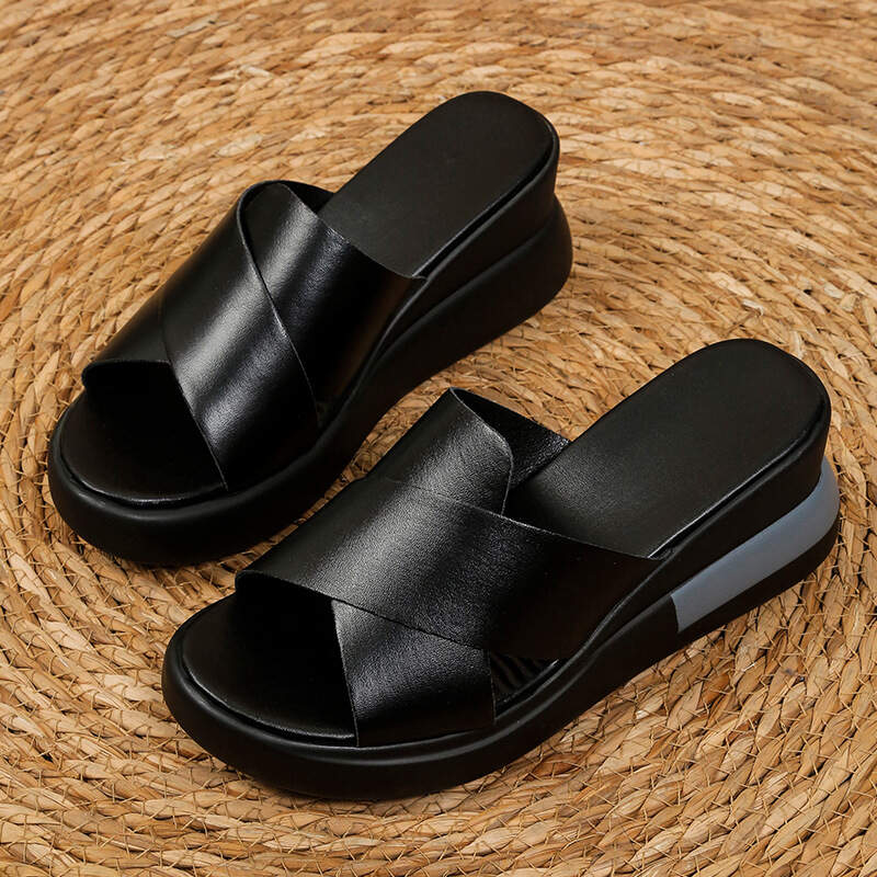 Casual, comfortable and wear-resistant women's slippers