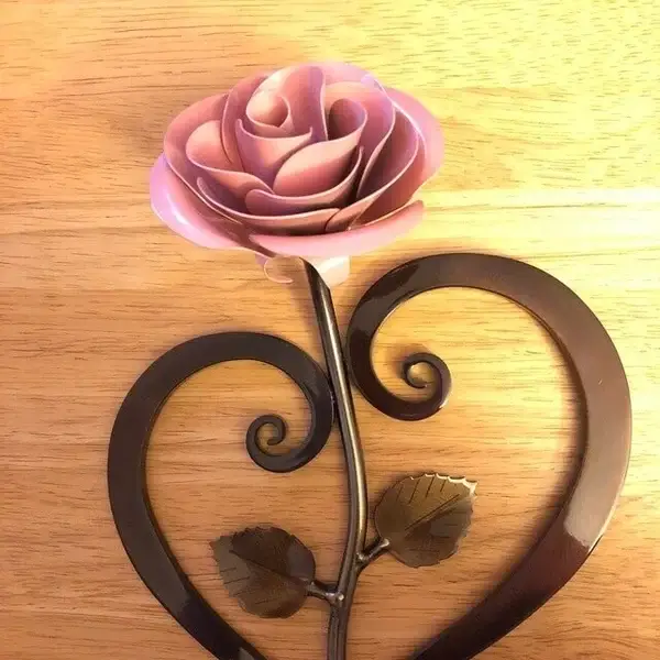 🌹💗Iron Red Metal Rose with Heart-Shaped Stand